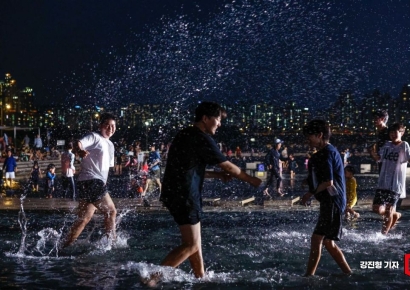 [포토] 열대야에 물놀이 나선 시민들