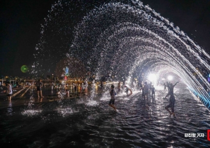 [포토] '해가 져도 물놀이'