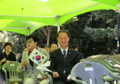 [포토] 태극기 흔드는 손태화 창원시의회 의장 “광복의 기쁨”