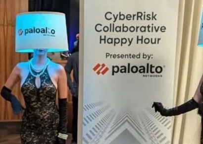 노출의상에 램프 쓴 여성 도우미 …성상품화 지탄받은 빅테크