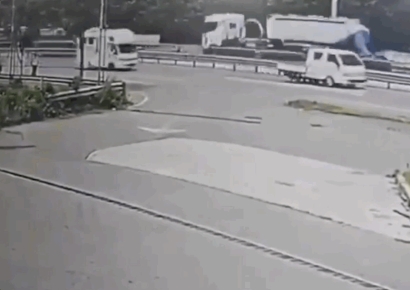 화물차 뒤집혔는데 자리 뜬 사고유발 캠핑카…경찰에 한 말