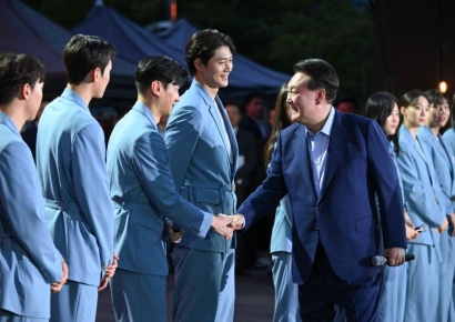  尹,파리올림픽 기념 국민대축제 깜짝 등장…"민생·안보로 금메달 따고파"