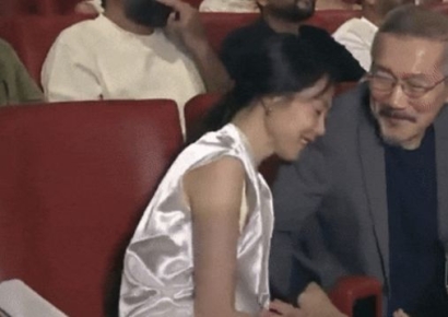 "당신의 영화를 사랑합니다"…김민희, 홍상수 어깨에 기대며 활짝