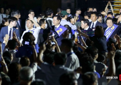 [포토] 전당대회장으로 들어서는 민주당 당대표 후보들