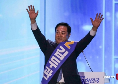 [포토] 당원들에게 손 흔드는 김두관 후보