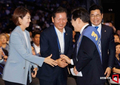 [포토] 민주당 지도부와 인사하는 이재명 당대표 후보