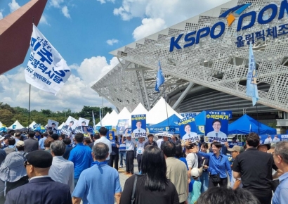 [현장] 민주당 '티셔츠' 사러 300미터 행렬…전당대회 열기 '후끈'  