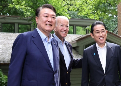 尹, 페루 APEC서 한·미·일 정상회의…"3국 협력 제도화 중요"  