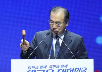 [포토] 의사봉 두드리는 이개호 민주당 선거관리위원장