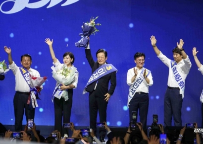 [포토] 당원에게 인사하는 민주당 신임 지도부