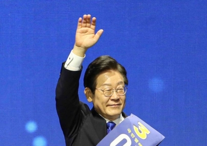 [포토] 이재명, '민주당 대표 연임'