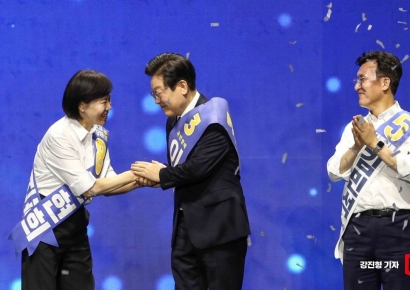 [포토] 전현희 최고위원 당선인과 악수하는 이재명 당대표 당선인