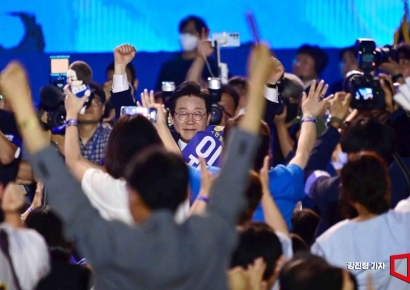[포토] 이재명 당대표 당선인에게 환호하는 당원들