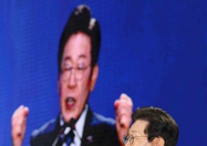 [포토] 주먹 불끈 쥐고 수락연설하는 이재명 당대표 당선인