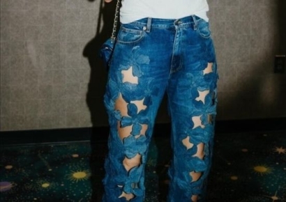 '데드풀' 아내가 입어서?…별모양 구멍숭숭 청바지가 무려 2500만원
