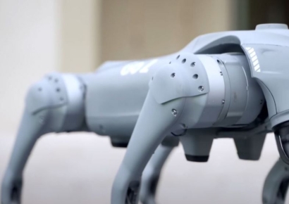 정찰하고 지뢰도 막아줘…중국산 '로봇 개' 투입한 우크라