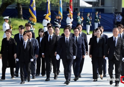 [포토] 현충원 참배하는 이재명 대표와 민주당 신임 지도부