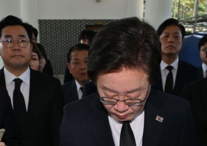 [포토] 현충원 방명록 쓰는 이재명 대표