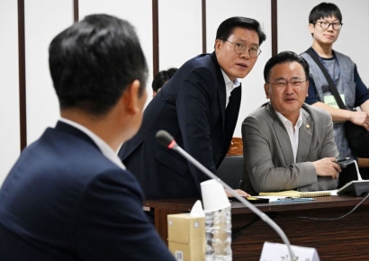 [포토] 정청래 위원장에게 항의하는 국민의힘