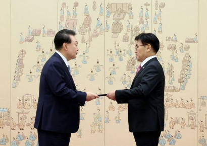 尹대통령, 유상임 과기부 장관에 임명장 수여 