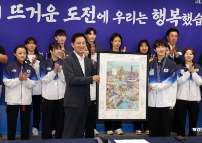 [포토] 파리올림픽 포스터 선물받은 오세훈 시장