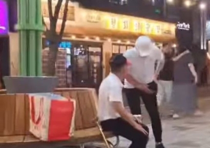 싸우나 싶더니 갑자기 90도 인사…노인과 청년 대반전