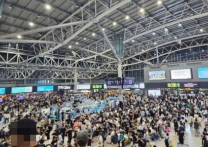 '재난영화 방불' 역사 안팎서 녹초된 수백명…KTX 부산역 '아수라장' 