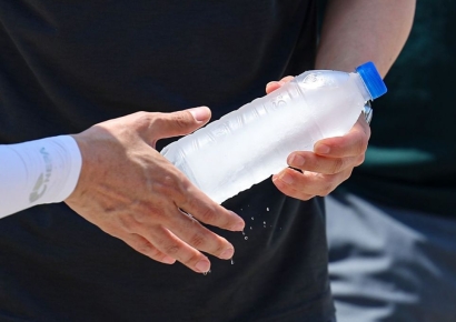 "목말라 생수냉장고 열었더니 누군가 싹쓸이 해갔어요"