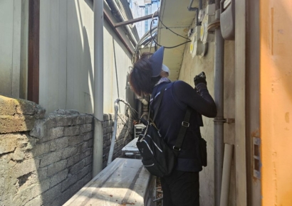 [르포]"미지근한 생수에 더위 삼켜"…가스 검침원, 폭염 노동에 시름