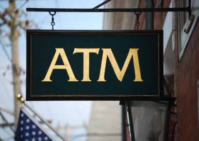 할아버지 찾던 8살 소녀, 은행 ATM 찾아가 버튼 '꾹' 누른 이유