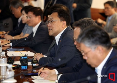 [포토] 은행장 간담회 인사말 하는 금융위원장