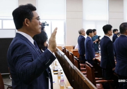 [포토] 세관 마약수사 외압 청문회서 선서하는 백해룡 경정