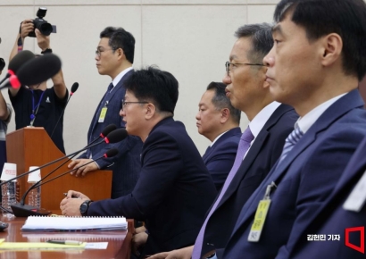 [포토] 의원 질의에 답하는 김찬수 대통령실 행정관