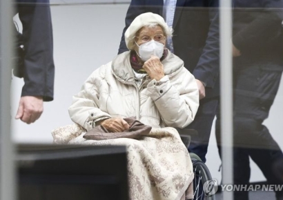 나치 수용소서 타자수로 일한 99세 할머니, 1만건 살인방조 유죄 판결 