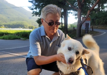 반려견 다운이와 다정샷…문 전 대통령 한달만에 SNS 재개