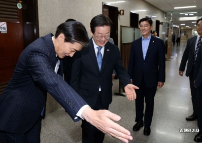 [포토] 이재명 대표 맞이하는 조국 대표