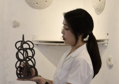 김건희 여사, 젊은 도예작가 격려하고 깜짝 작품 구매 