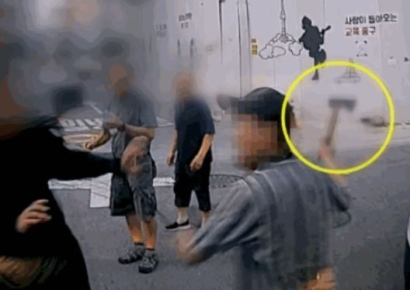 "차 빼달라" 했더니 도끼 들고 달려든 남성