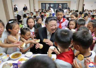 김정은, 수해 현장서 아이 다독이더니…아동 백신접종은 손놨다