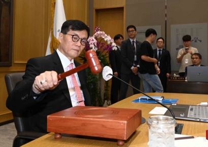내수 부진에 성장률 전망 하향…금리는 13차례 연속 동결(종합)