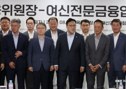 [포토] 간담회 참석한 김병환 위원장과 여신전문금융 대표