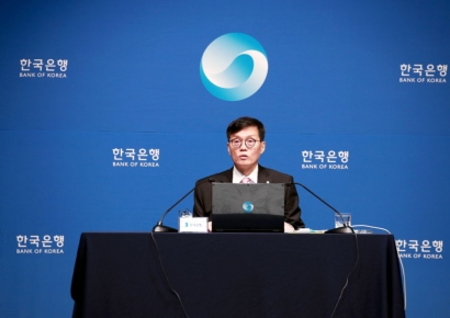 성장률 내리고 금리 동결한 한은…"부동산 영끌에 경고"(종합2보)