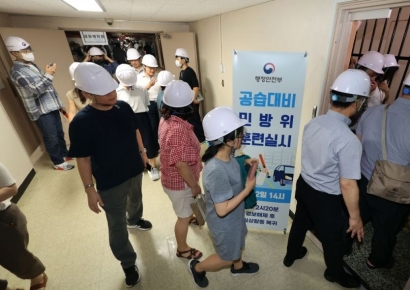 [포토] 민방위훈련, 대비하는 서울청사 직원들