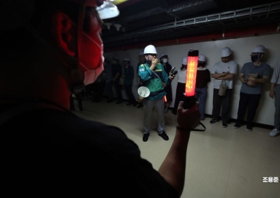 [포토] 민방위 훈련, 대피한 서울청사 직원들