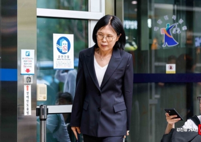 [포토] 법정 나서는 김희영 이사장 측 변호인
