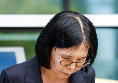 [포토] 입장 밝힌 뒤 인사하는 김희영 이사장 측 변호인