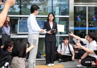 [포토] 입장 밝히는 김희영 이사장 측 변호인 배인구 변호사