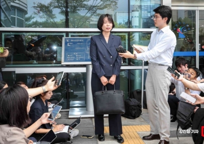 [포토] 입장 밝히는 노소영 관장 측 변호인