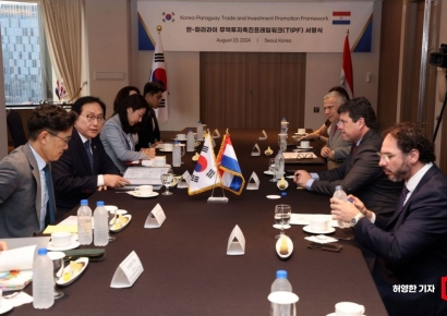 [포토] 파라과이 산업통상부 장관과 인사말 하는 정인교 통상교섭본부장