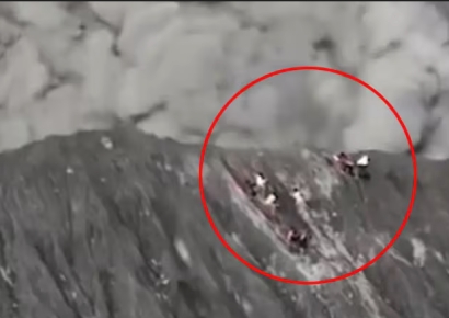 화산폭발 보려고 활화산 오르는 민폐족…인니 정부 "제발 그만"